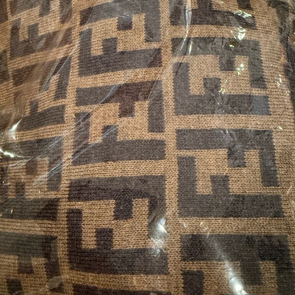 Fendi 100% Wool Scarf - Excellent Condition - 65in x 16in - Picture 3 of 4